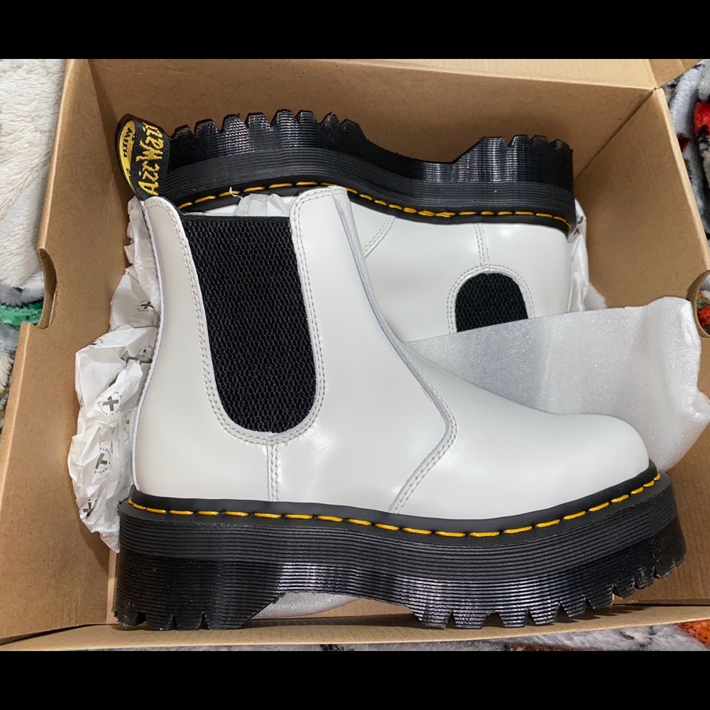 WHITE PLATFORM DOC MARTENS